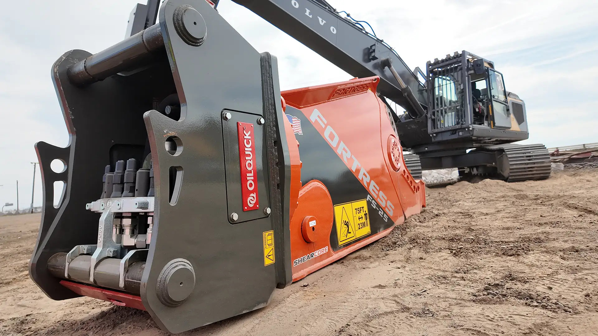 Fortress FS25 Mobile shear with integrated OilQuick bracket